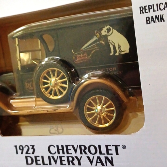 Rare ERTL 1923 Chevrolet Delivery die cast Van 1:25 scale RCA Victor coin bank - Picture 7 of 7